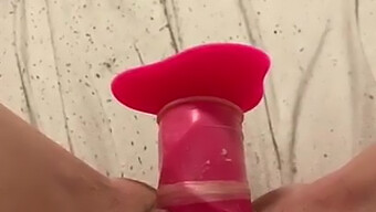 Amateur Teengirl macht es sich mit zu großem Dildo