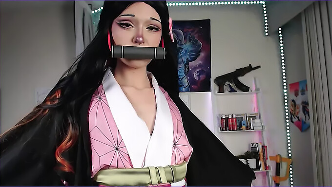 Nezuko, watak hentai, menerima creampie dari mainan seks