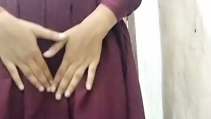 Futanari et pisse inclus dans cette vidéo chaude d'une indienne de 20 ans prête à baiser