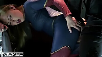 Supergirl ดูดควยขี่อย่างดุเดือด