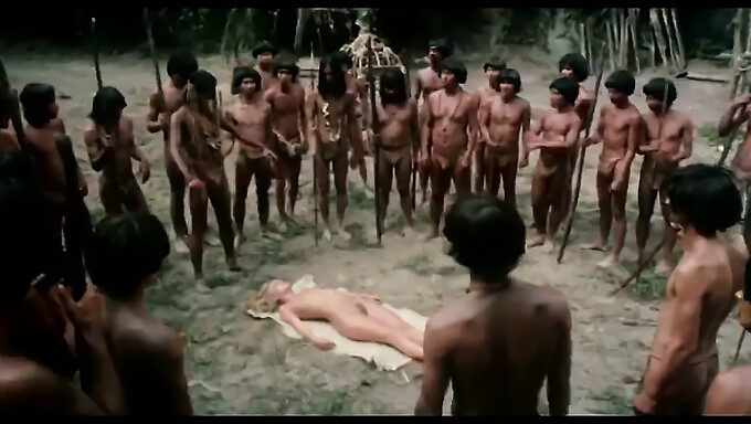 ภาพยนตร์สยองขวัญอิตาลีวินเทจที่มี Laura Gemser ในบทบาทเหมือน Emanuelle