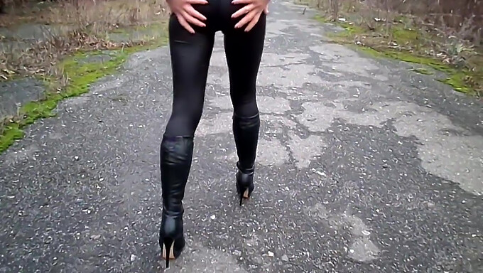 Beine in High Heels und engen Leggings