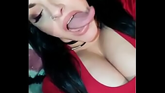 Teen (18+) kočka dostává dlouhý jazyk a show v krku