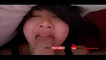 Intens analsex med en asiatisk jomfru