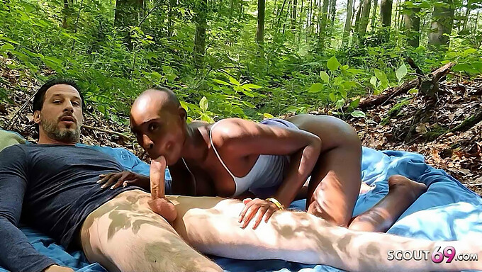 ¡Pareja interracial disfruta del sexo al aire libre en la escena caliente al aire libre!