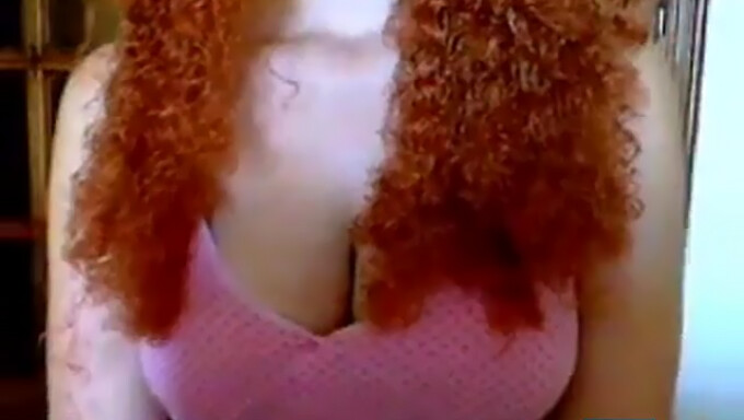 Vlogger rousse voluptueuse montre ses verrous bouclés sur webcam