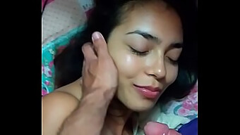 Một cặp đôi thỏa mãn trong một buổi blowjob nóng bỏng khi xem TV.