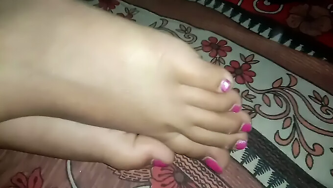 Desi aunty's homemade video of boyfriend fucking her