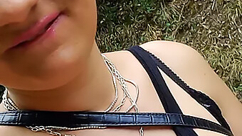 Giovane asiatica si masturba con un dildo in una gita in bicicletta POV