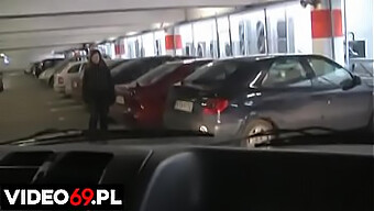 Nastolatka (18+) dostaje loda w samochodzie na parkingu w centrum handlowym.