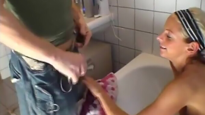 Una rubia es follada en el baño en un video casero