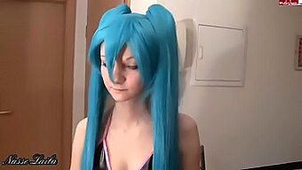 Teen (18+) dostává orální a obličejový sex v cosplay pornu