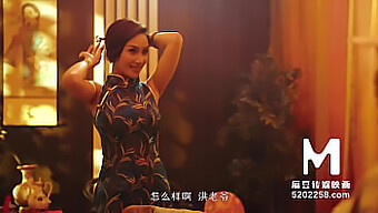 L'esperienza sensuale del massaggio della bellezza Qipao Li Rong Rong