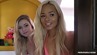 Leidenschaftlicher Sex der blonden Sexbombe Elle mit reifer Frau