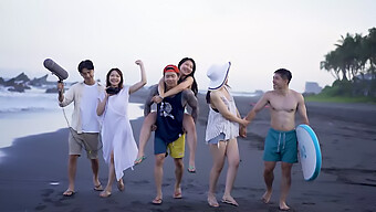 Ragazze Asiatiche Con Fighe Strette Vengono Scopate Sulla Spiaggia