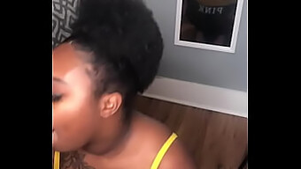 Oskuren ebony MILF njuter av grov sex