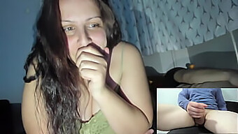 Une épouse coquine observe un homme inconnu se faire plaisir pendant que son mari reste à ses côtés, le tout capturé sur une webcam