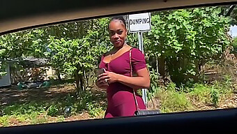 Adolescente afro-americana faz sexo oral para uma viagem de carro.