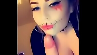 Remaja amatur Amelia Skye menikmati Halloween dengan duduk oral dan muka yang intens