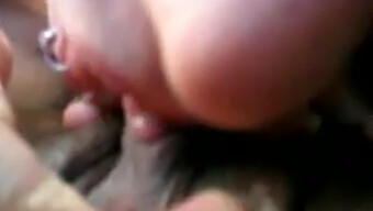 Une MILF amateur suce en gros plan un gros clitoris