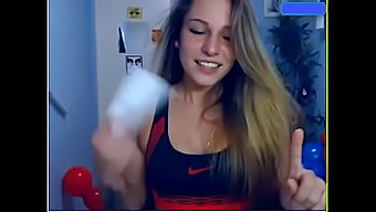 Sensual teen puts on a scorching cam performance