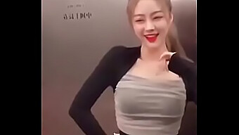 Meng Xiaomei's official Tiktok account: Asian beauties in sexy outfits and high heels