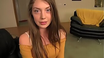 El encuentro íntimo de la encantadora joven Elena Koshka